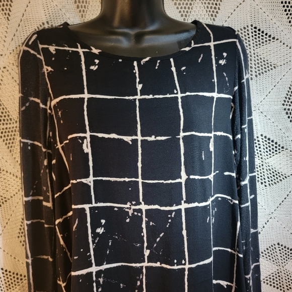Versona size medium black cream lines with flaps in back. Long sleeve. - Picture 3 of 13
